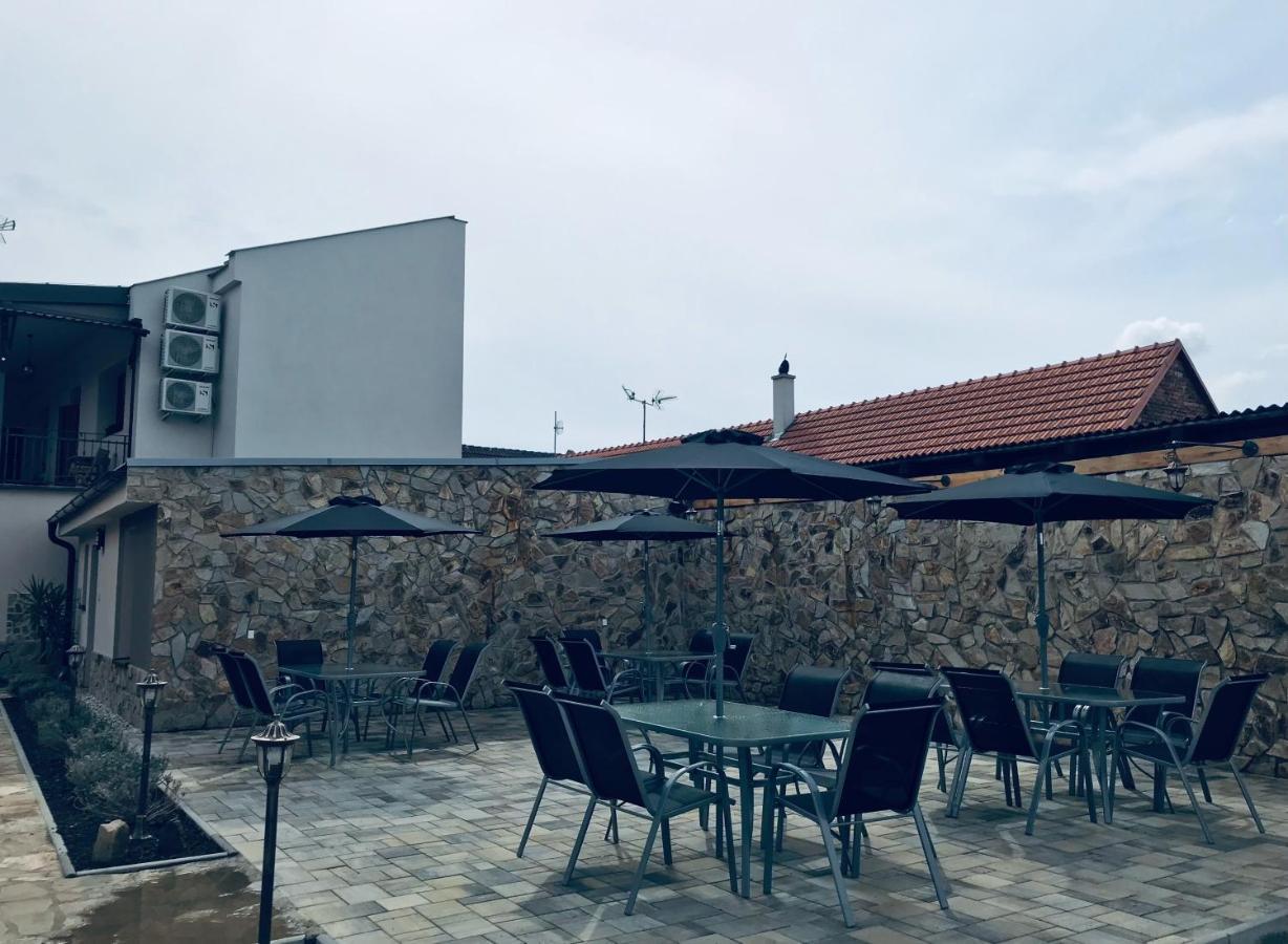 Cafe De La Creme Hotell Kuzelov Eksteriør bilde