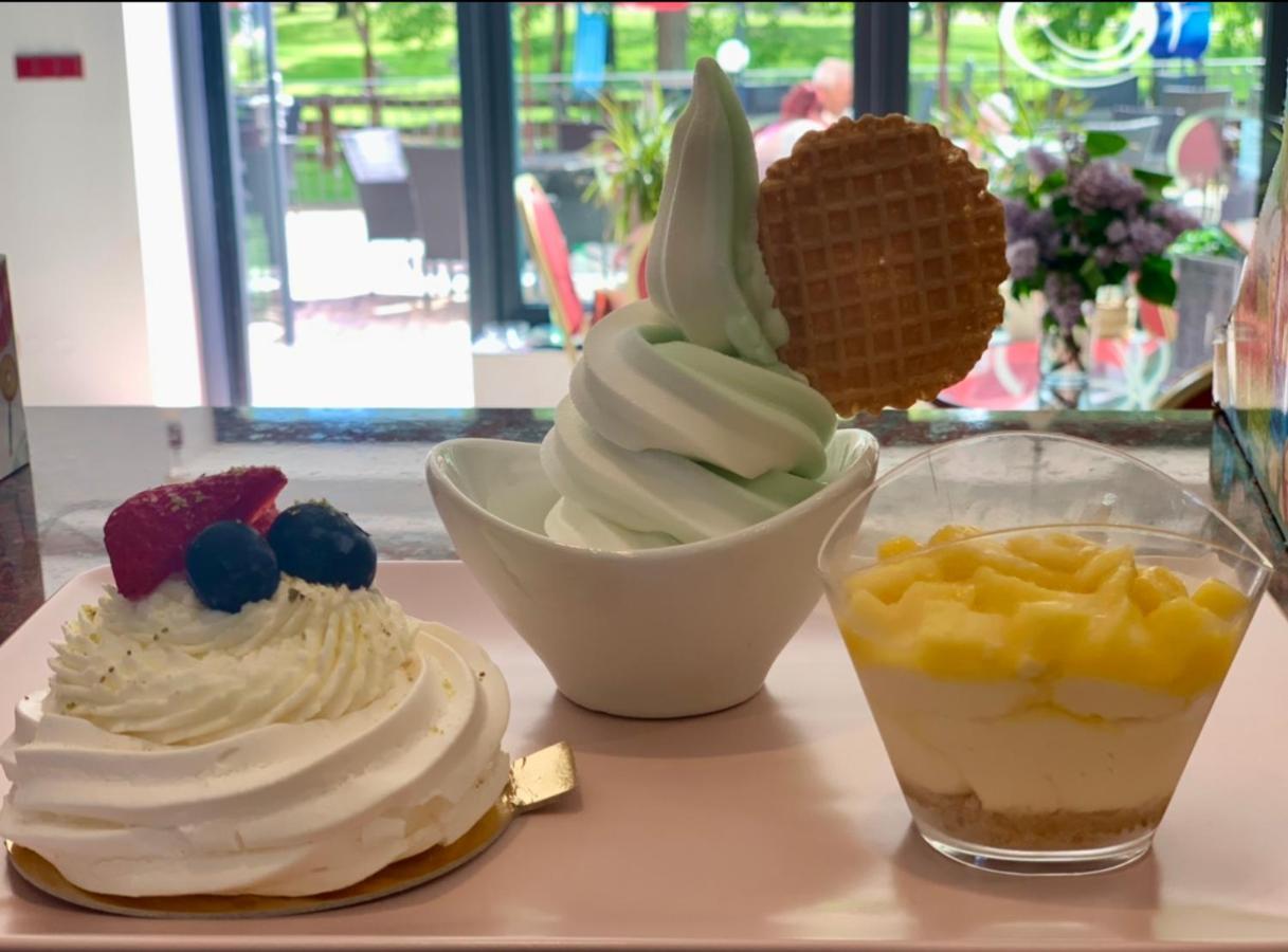 Cafe De La Creme Hotell Kuzelov Eksteriør bilde
